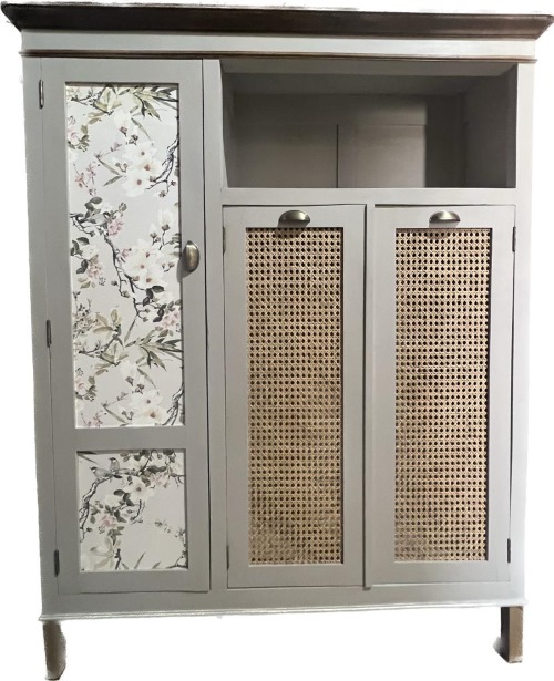 Mueble restaurado con papel pintado y ratan