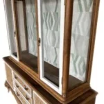 Muebles 7 vitrina restaurada con papel pintado y ratan