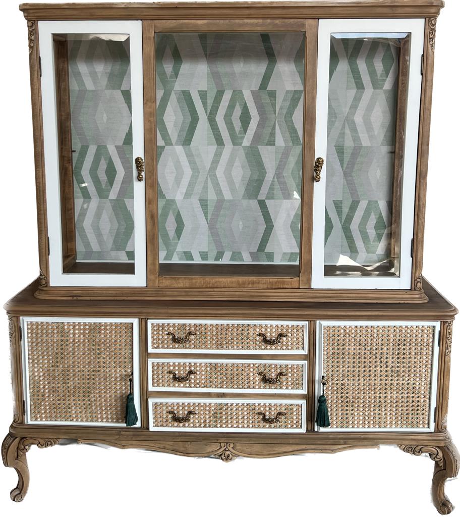 vitrina restaurada con papel pintado y ratan