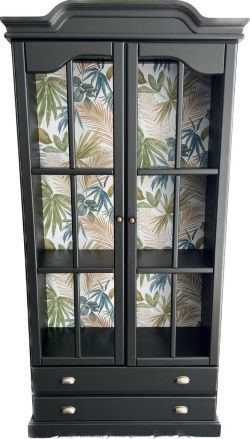 vitrina restaurada con pintura a la tiza y papel pintado