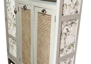 Armario restaurado con papel pintado y ratan