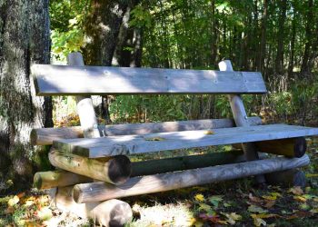 Banco de jardín hecho con madera