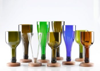 Juego de copas de vino con botellas de vino recicladas