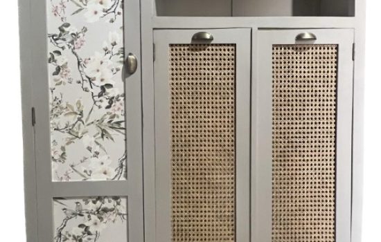 Mueble restaurado con papel pintado y ratan